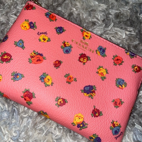 COPY - NWT - Coach Corner Zip Wristlet With Mini Vintage Rose Print Pink Lemona… - Picture 5 of 7